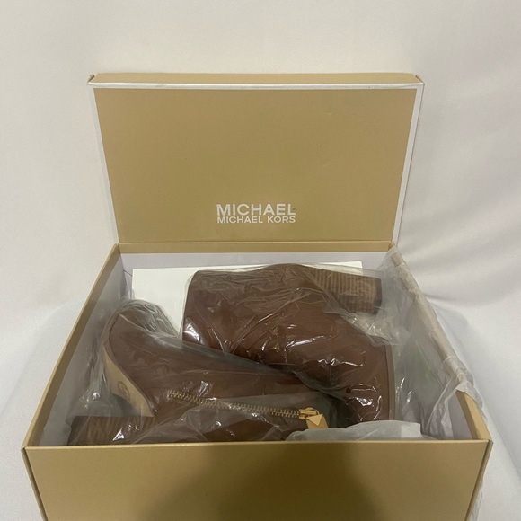Michael Kors NEW IN BOX Margaret booties with side zip in dark caramel size 6 - Picture 7 of 9